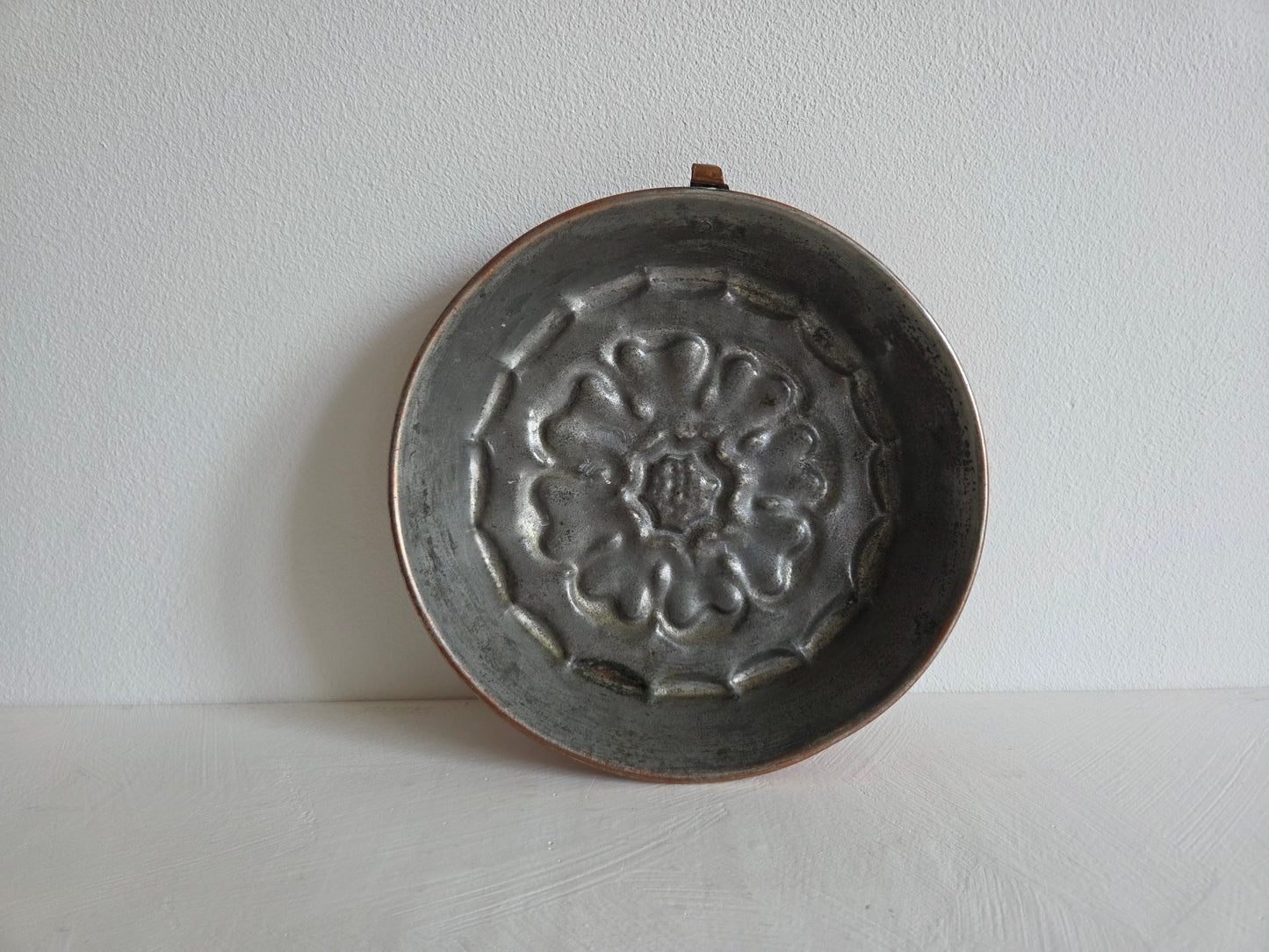 ronde koperen cakevorm bloem reliëf 16 cm patina