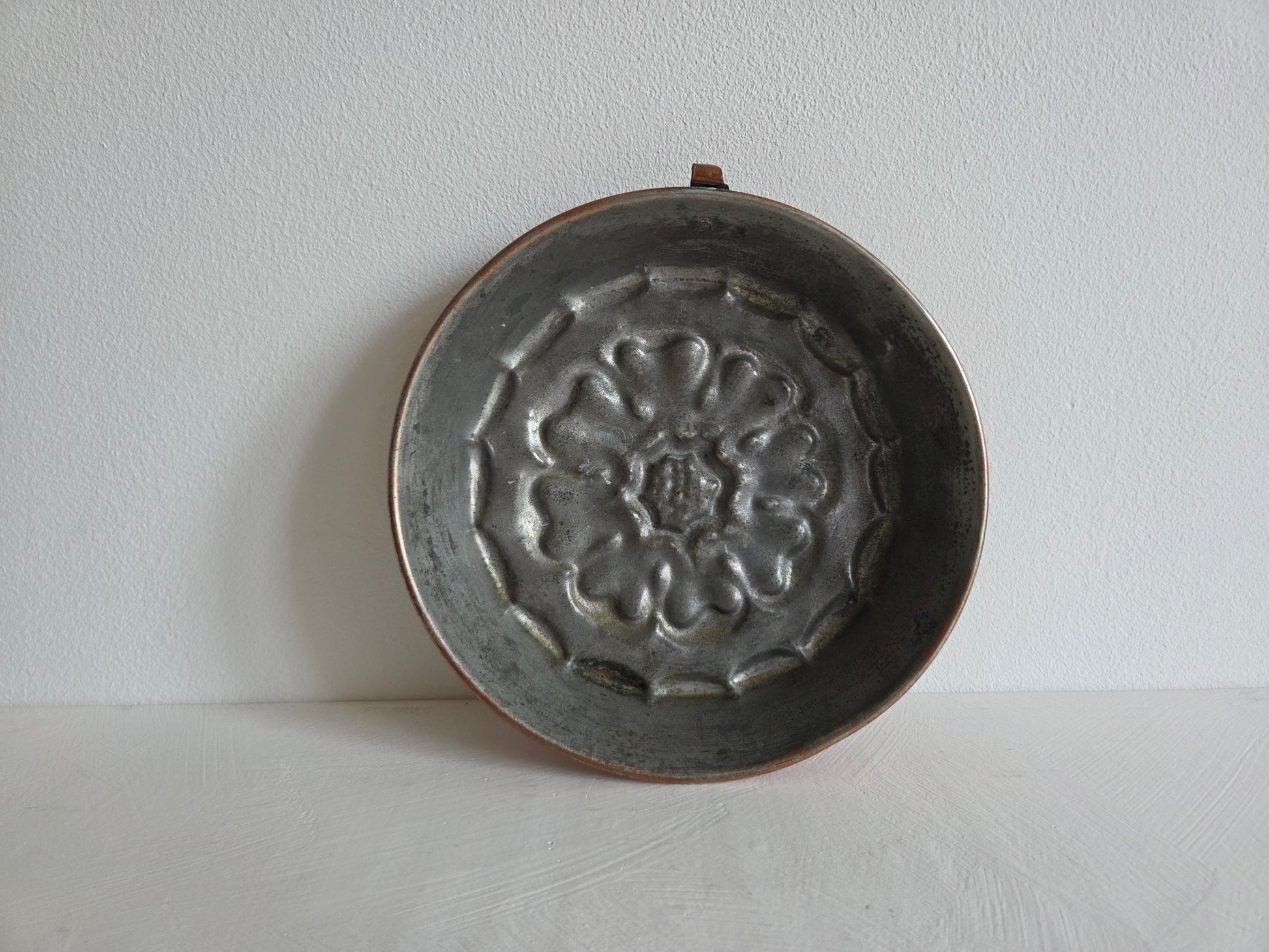 ronde koperen cakevorm bloem reliëf 16 cm patina