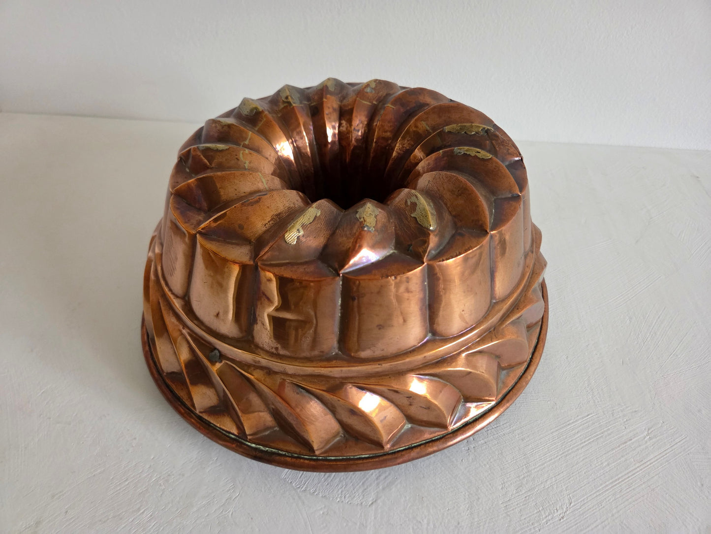 koperen bakvorm met gebruikssporen en patina