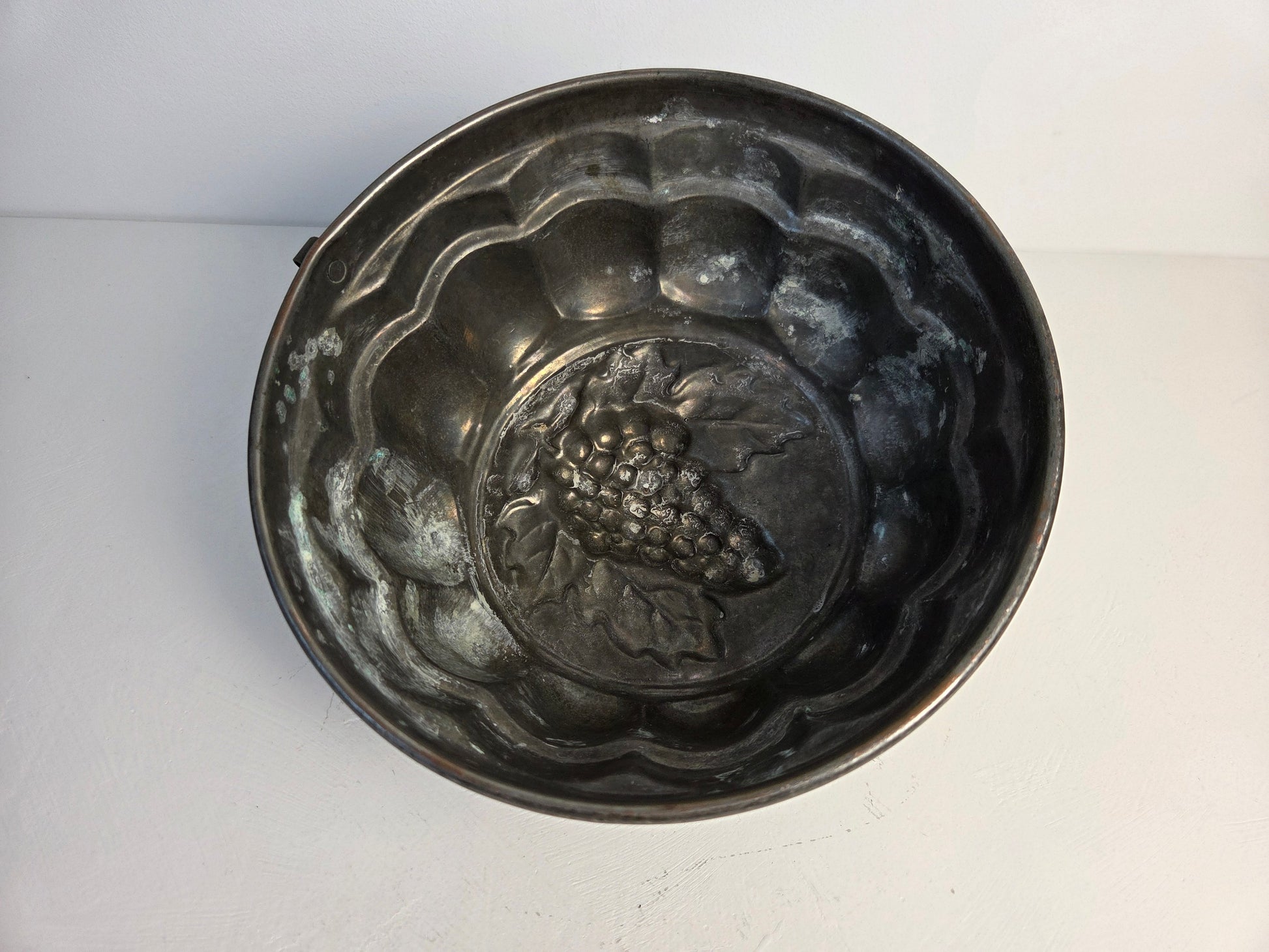 antieke cakevorm van koper zijaanzicht