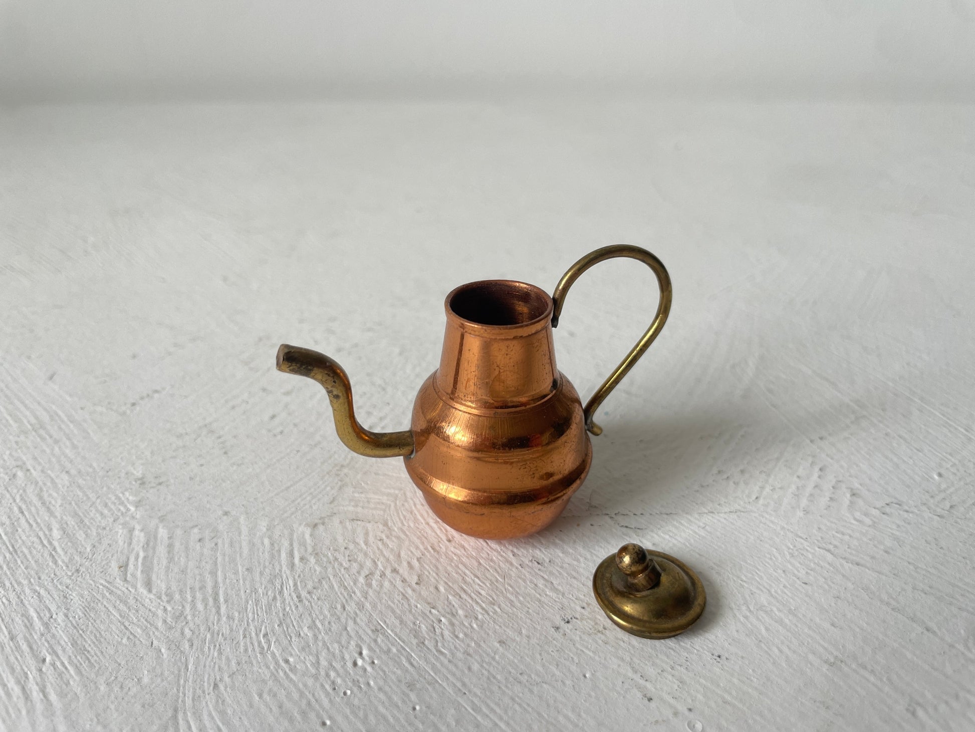 letterbakminiatuur theepot koper messing