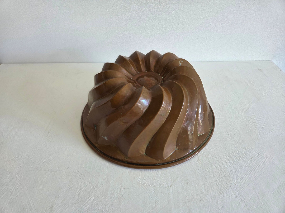 koperen puddingvorm met spiraalvormig ribbenpatroon
