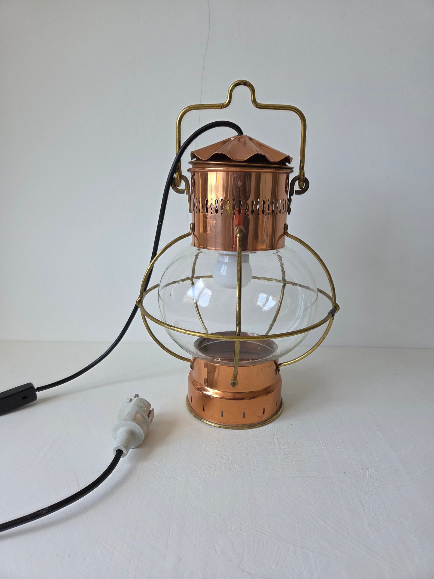 scheepslantaarn koper bolvormig glas draagbeugel tafellamp