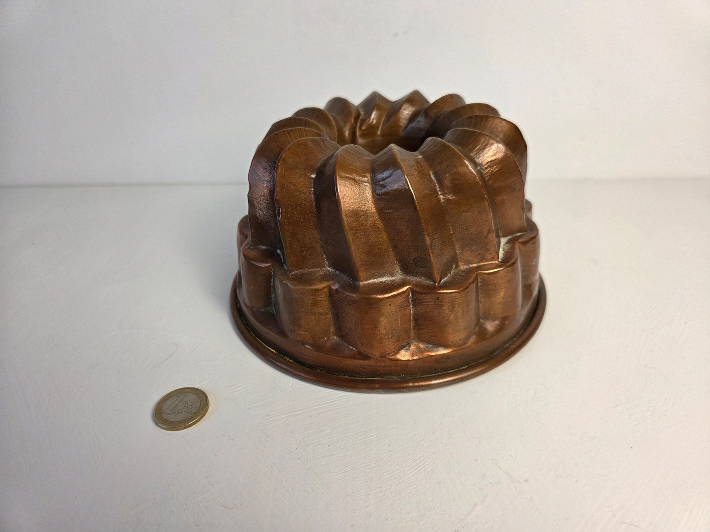 oude koperen puddingvorm met patina