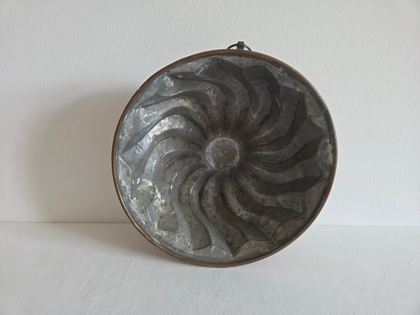 grote vintage tulbandvorm koper patina gebruikssporen