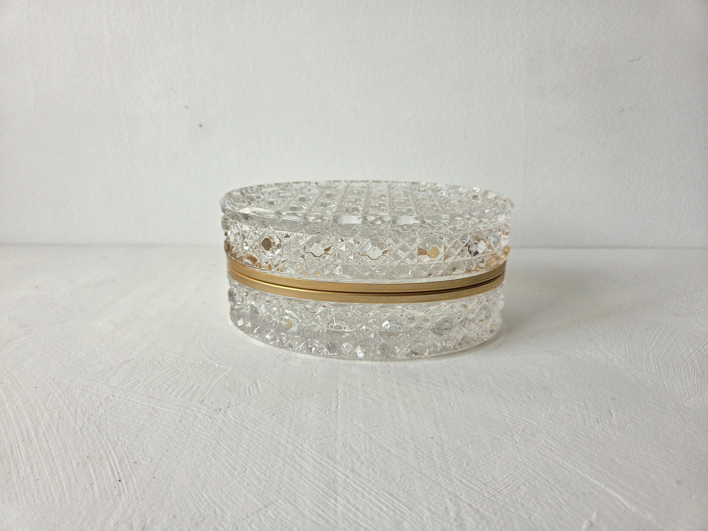 ovaal kristallen sieradendoosje met messing rand