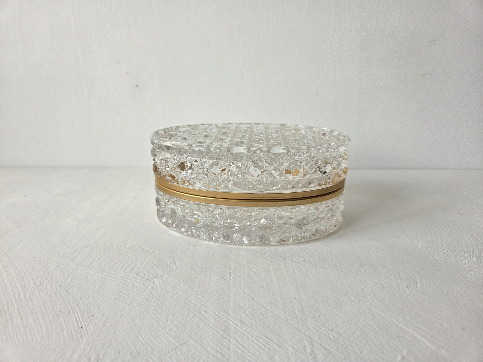 ovaal kristallen sieradendoosje met messing rand