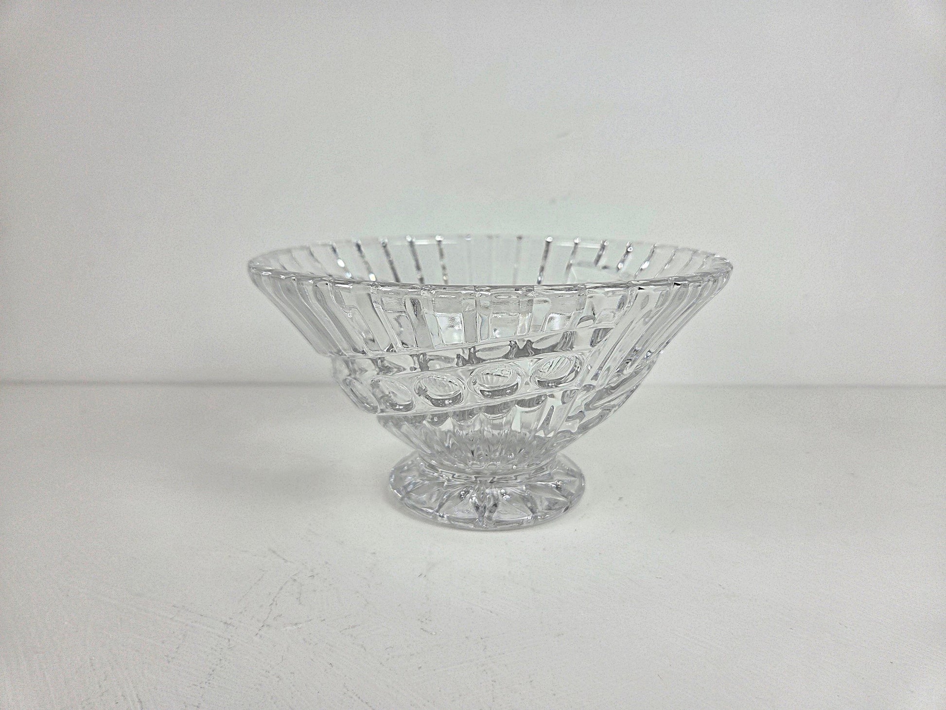 kristallen schaal helder geslepen patroon