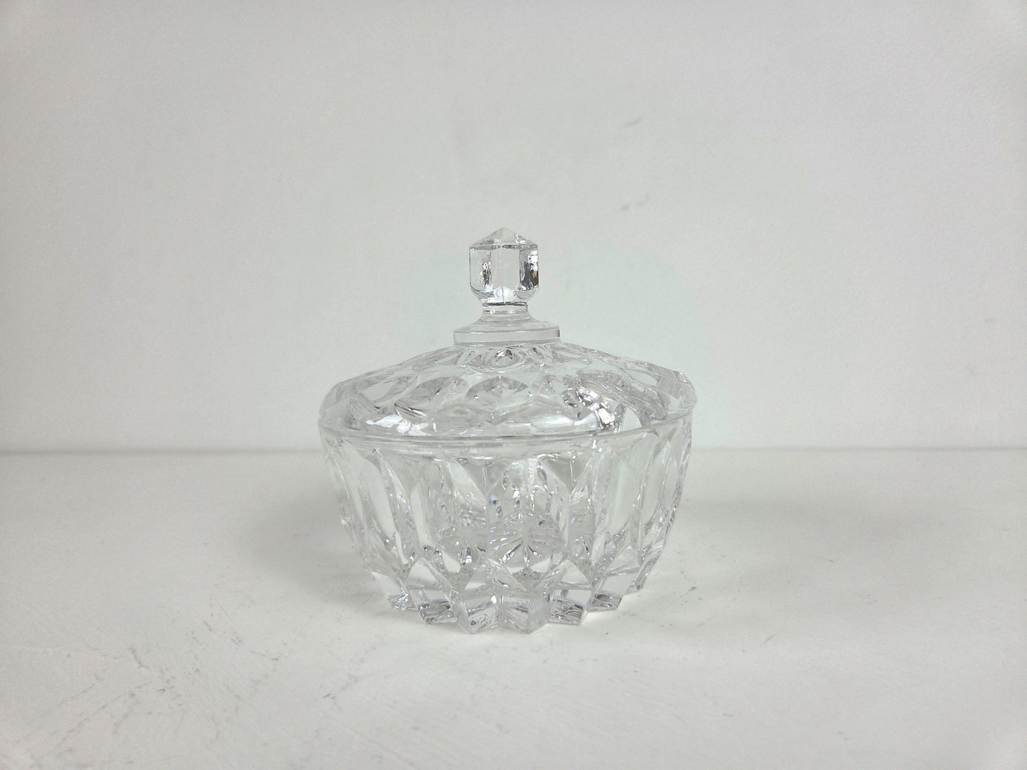 suikerpotje-van-kristal-met-knop-op-deksel