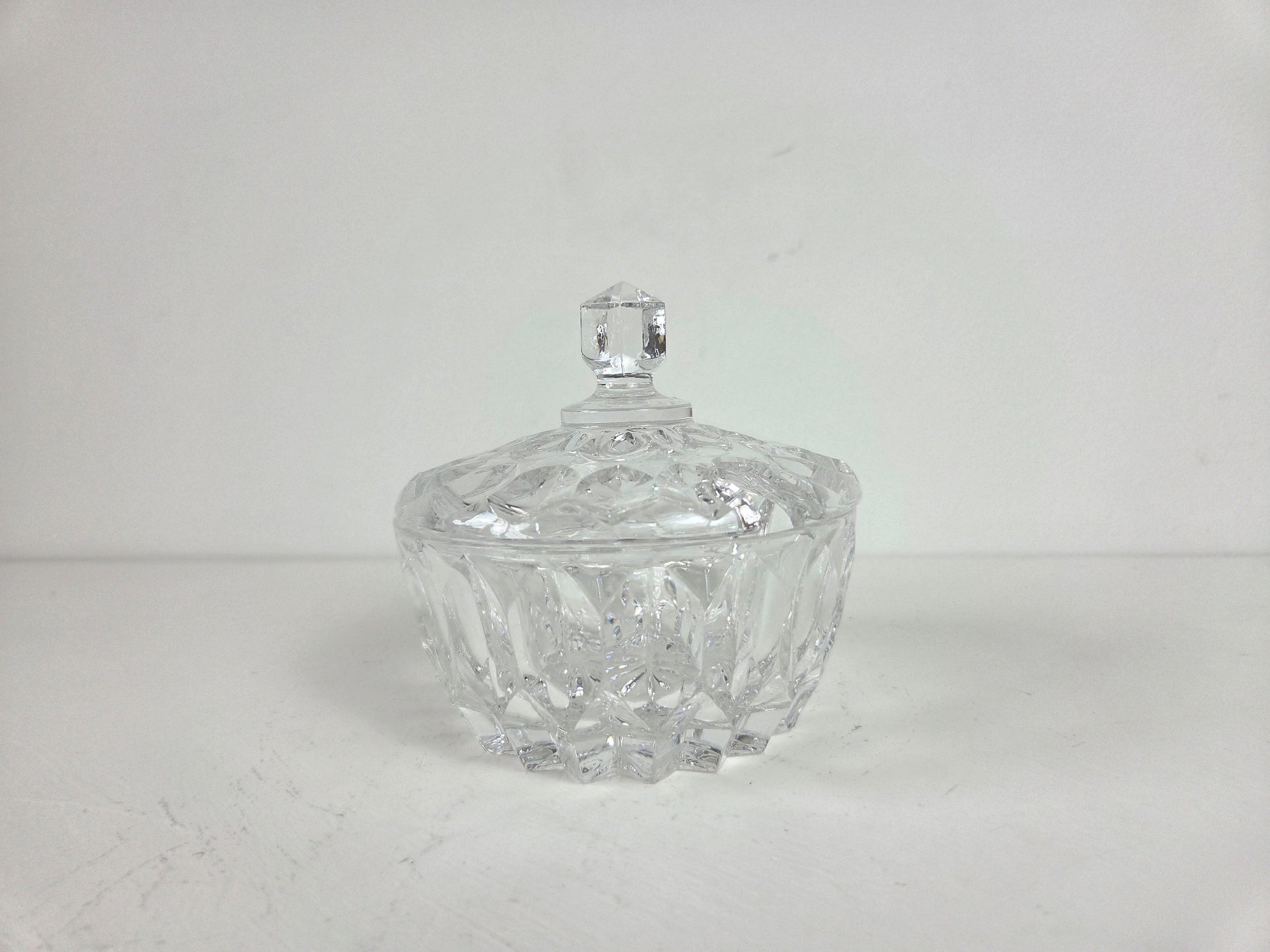 suikerpotje-van-kristal-met-knop-op-deksel