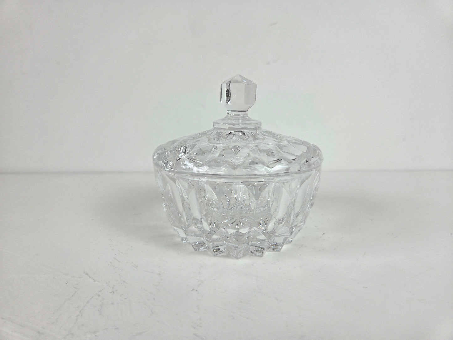 helder-geslepen-glazen-suikerpotje-op-tafel