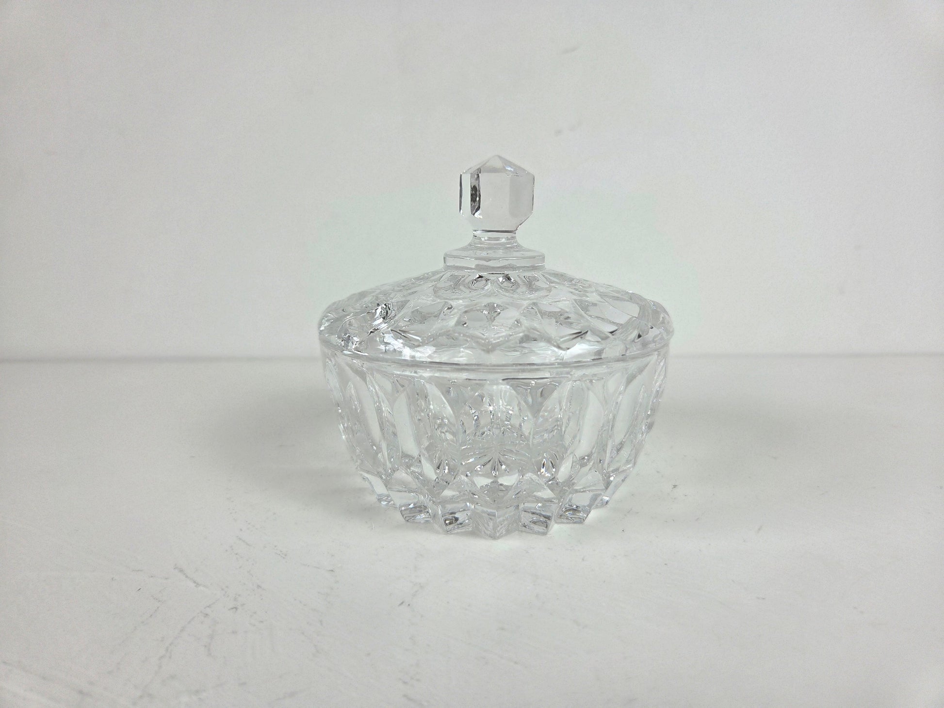 helder-geslepen-glazen-suikerpotje-op-tafel