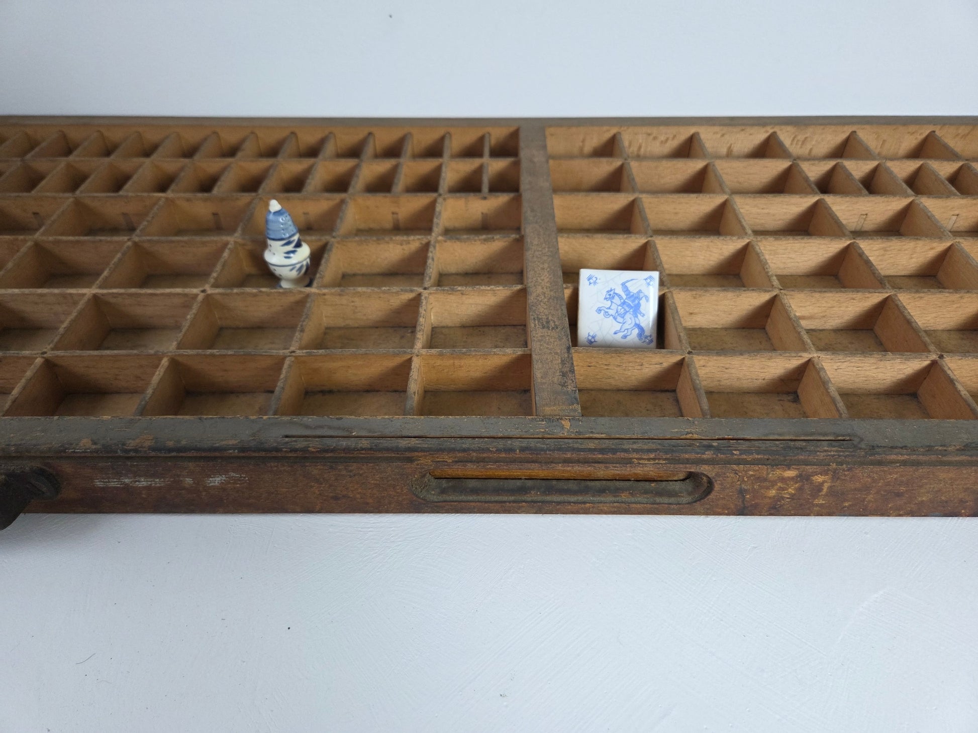 houten letterbak met kleine vakjes