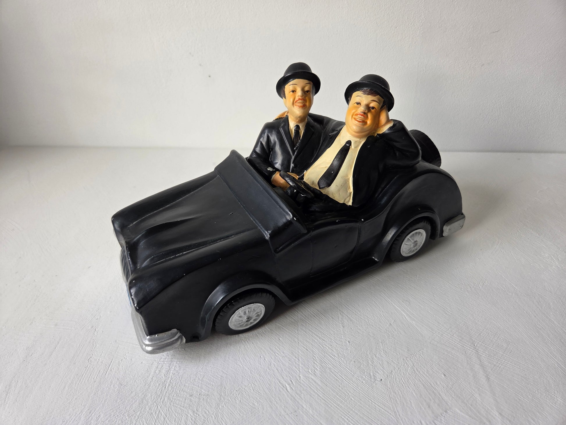 Decoratief beeld van komisch duo in auto