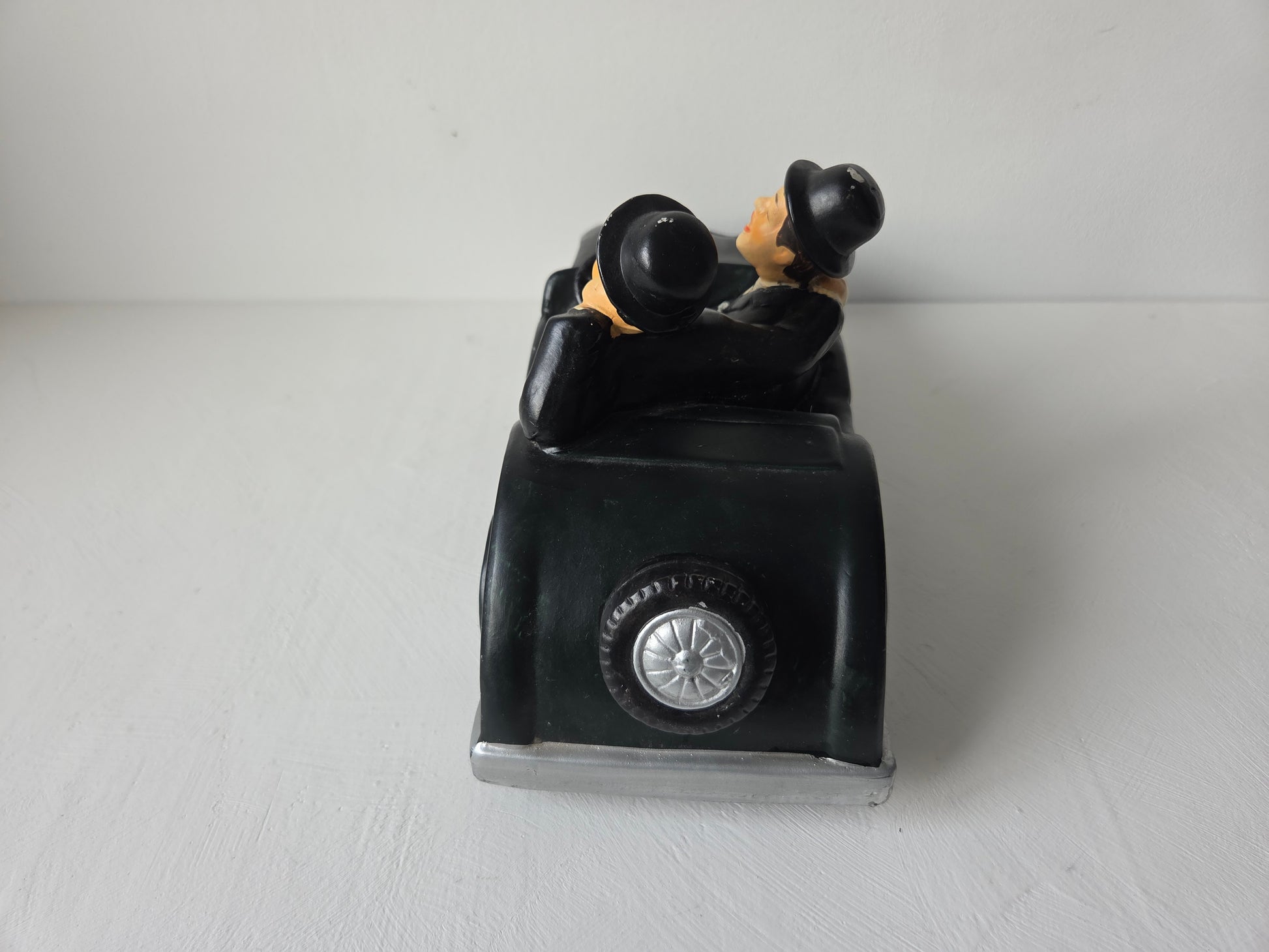 Keramieken Laurel en Hardy met zichtbare gebruikssporen