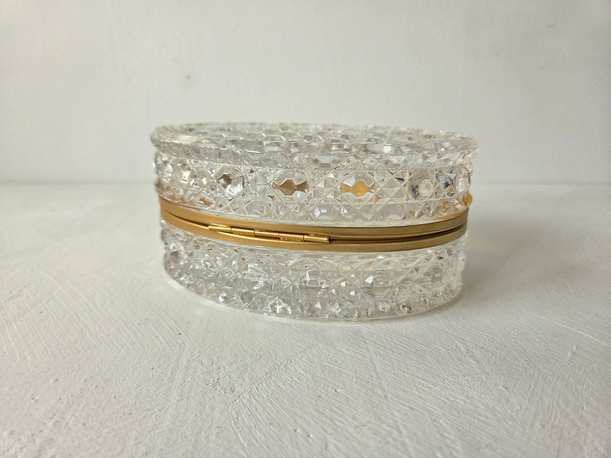 bovenaanzicht kristallen doosje met deksel