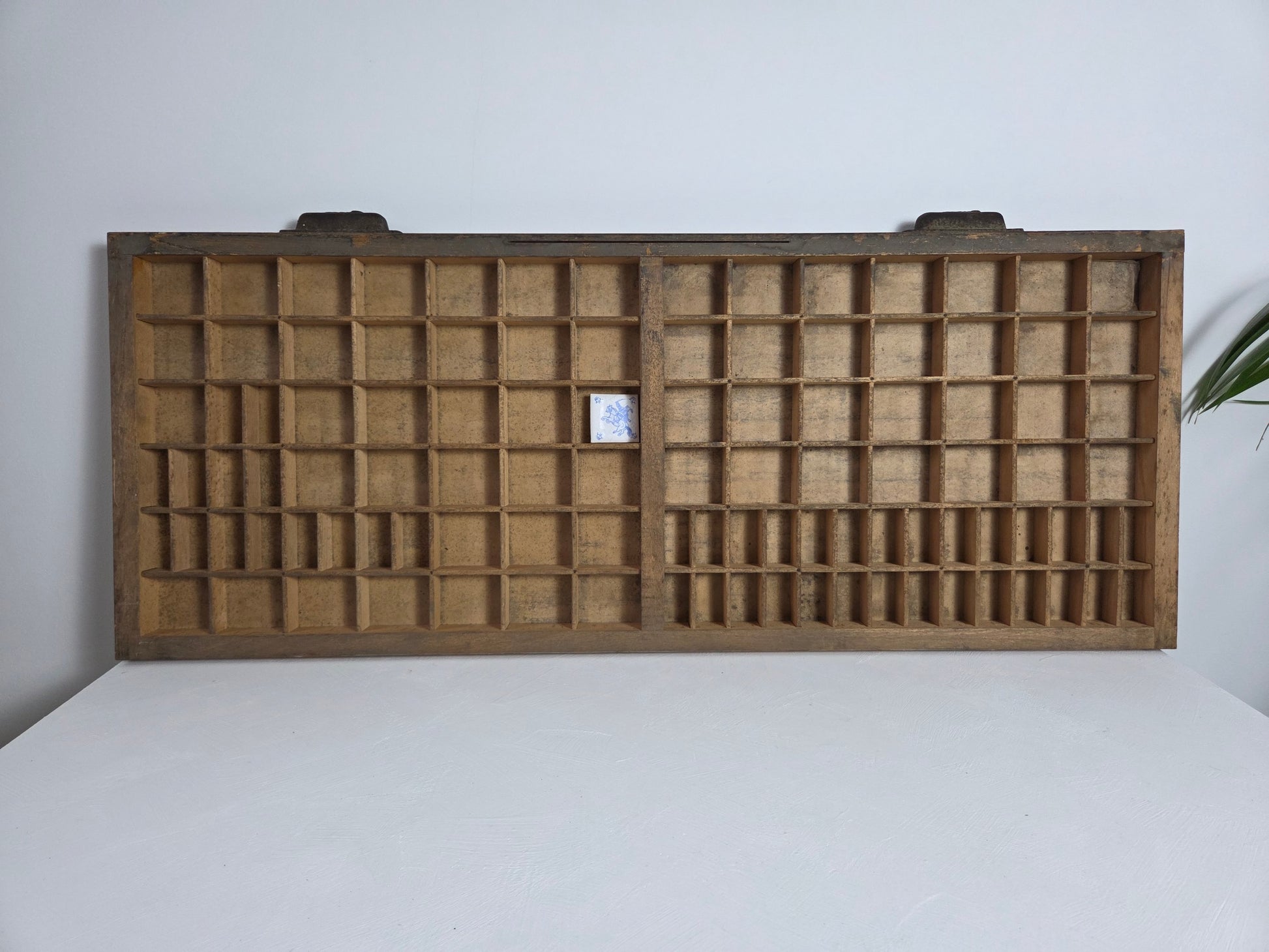 oude drukkerijletterbak met handgrepen