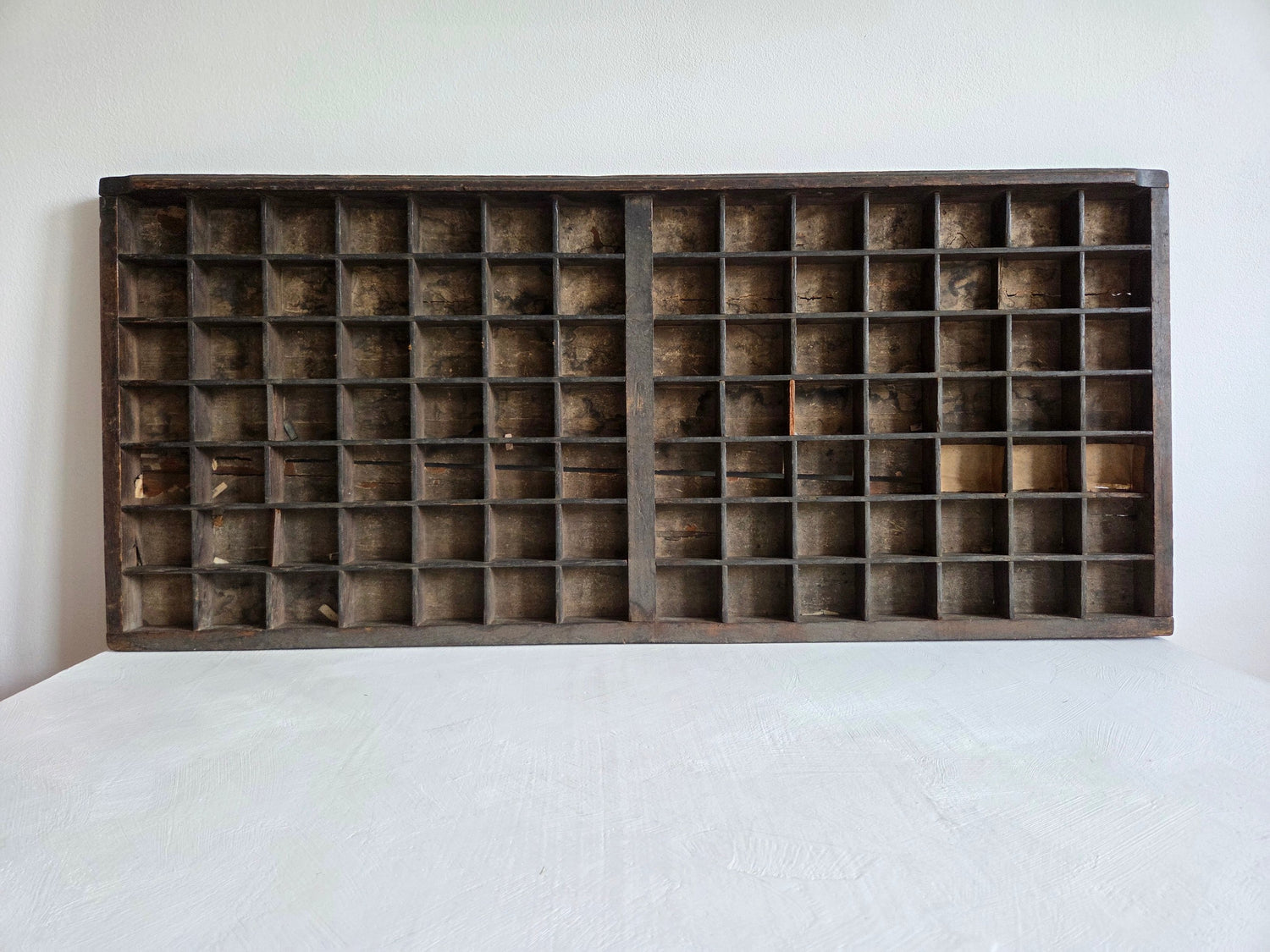 houten drukkersbak bijna zwart 98 vakjes gebroken houtjes