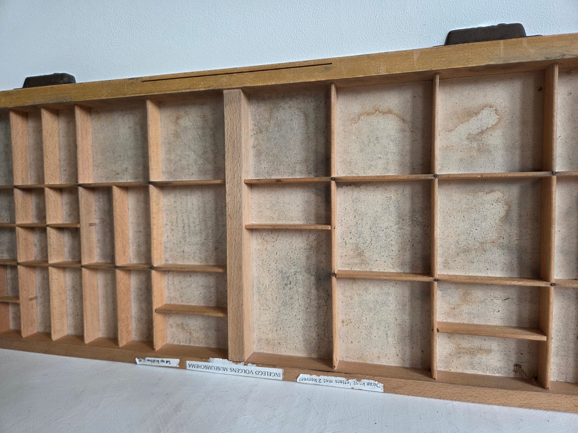 drukkerijbak hout verkleuring gebruikssporen