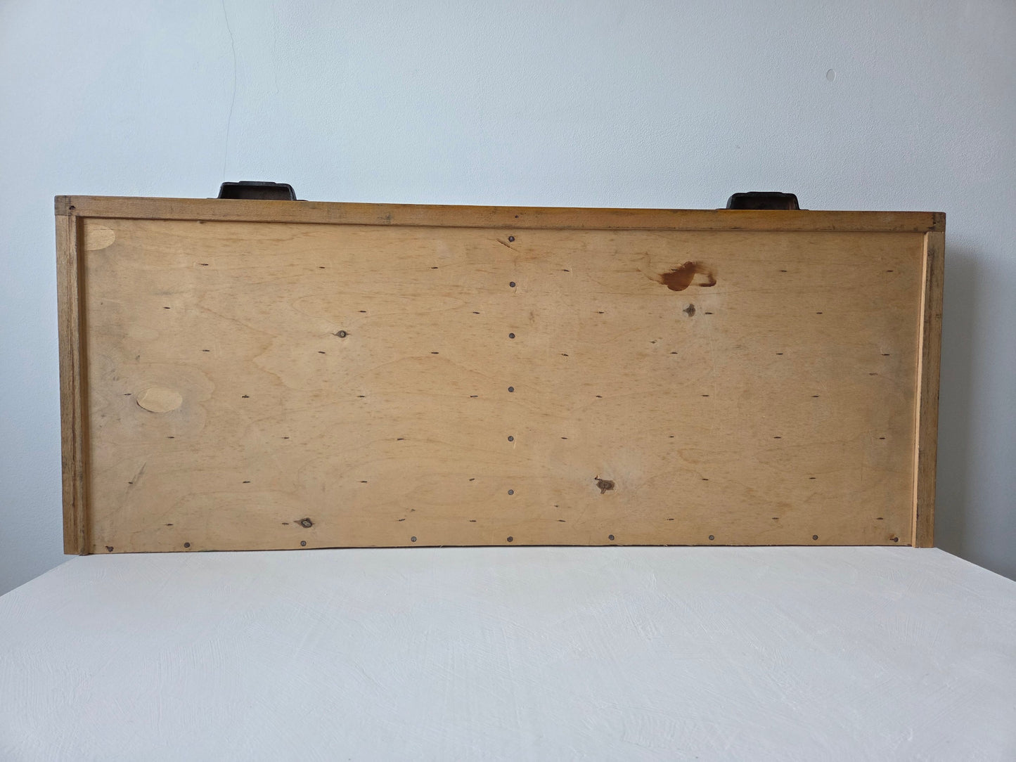 antieke houten drukkersbak met beschreven vakjes