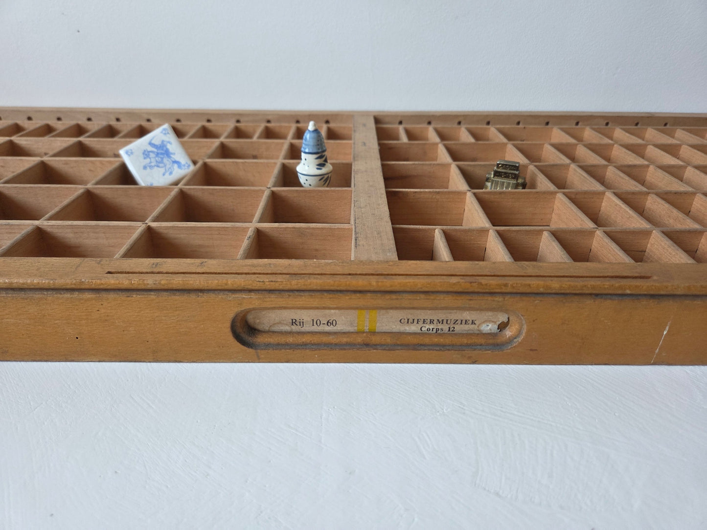 houten wandbak drukkerij gelijke vakken ijzeren hengsel