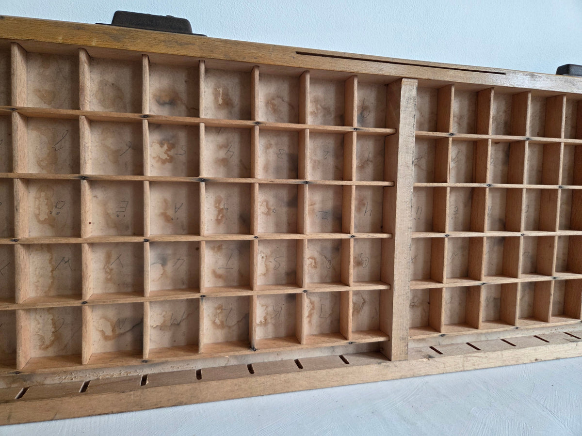 letterbak hout loden letters beletterde vakjes