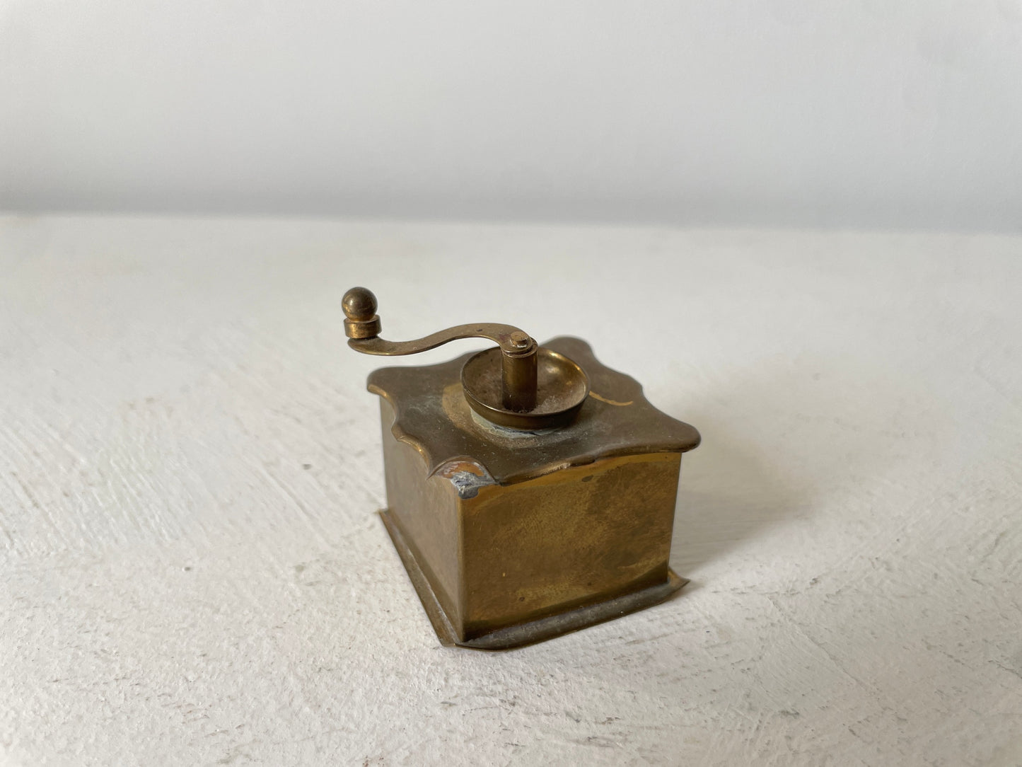 vintage miniatuur koffiemolen
