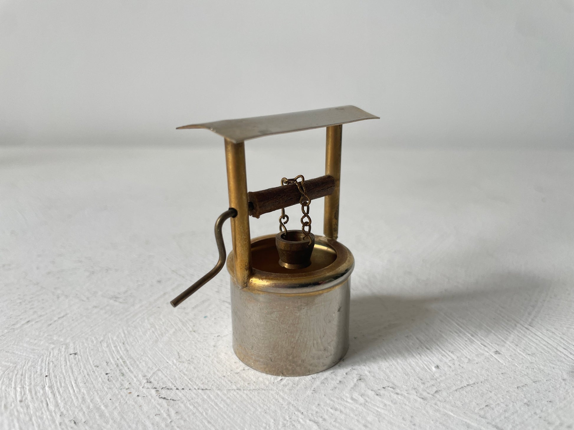 miniatuur put van metaal met emmer