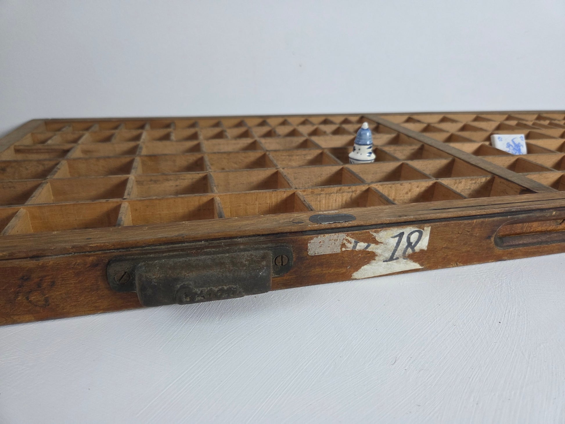 gebruikte houten letterbak met sporen