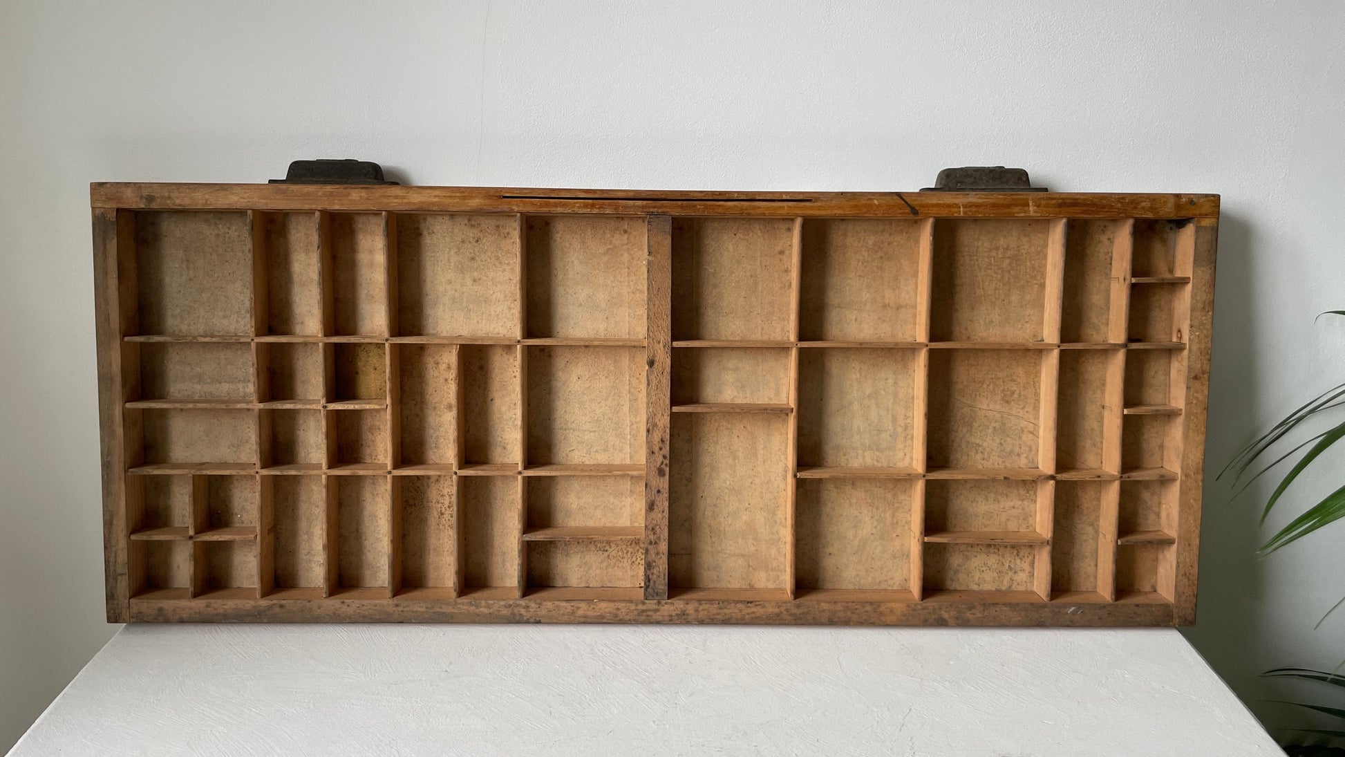 houten letterbak met metalen grepen