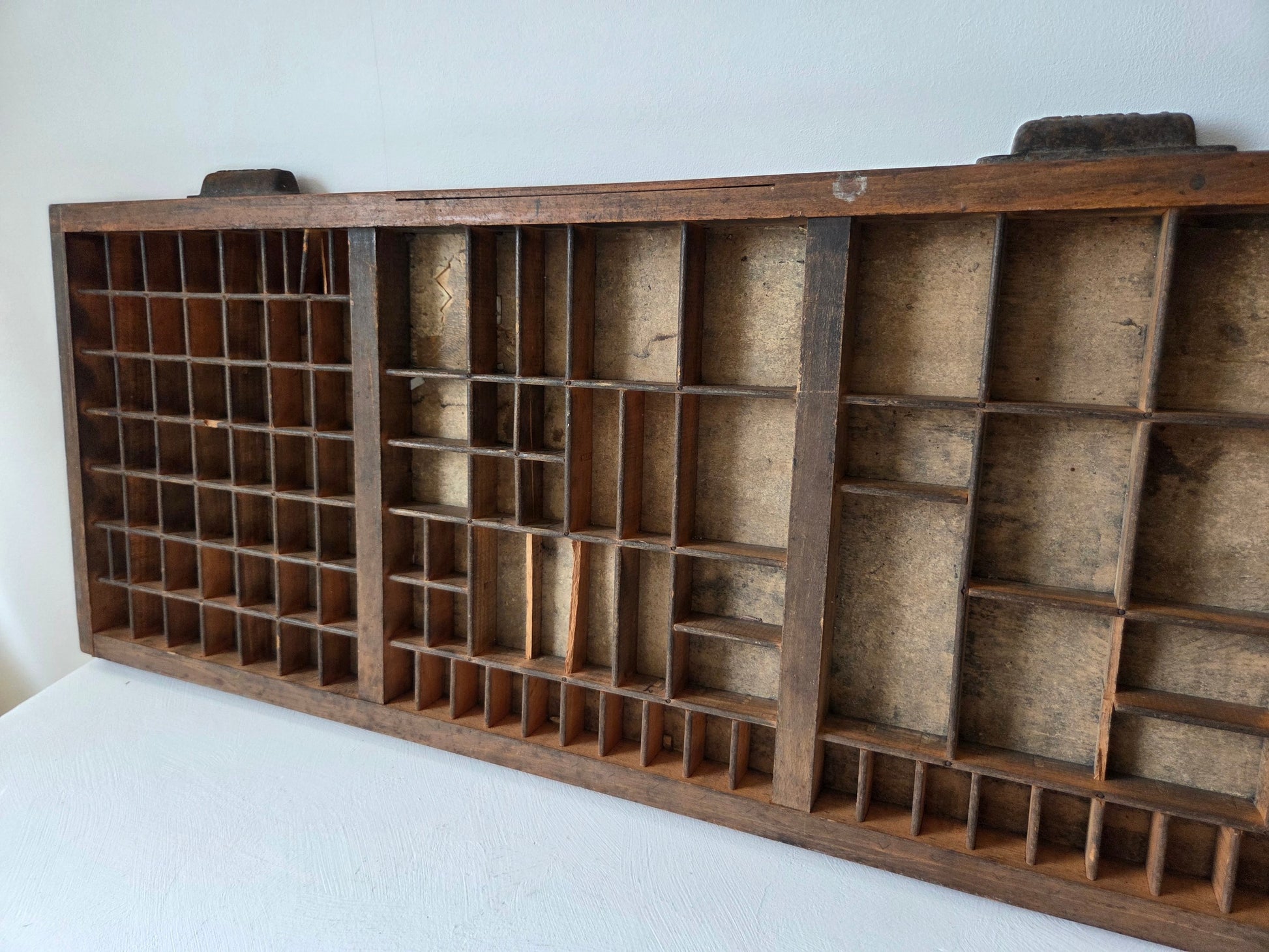 oude letterbak hout met metalen handgrepen