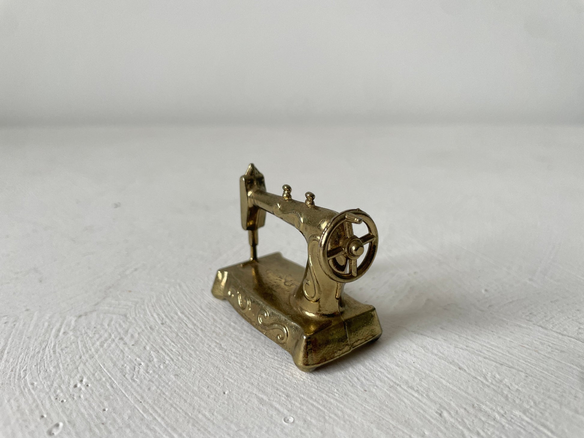messing naaimachine voor letterbak