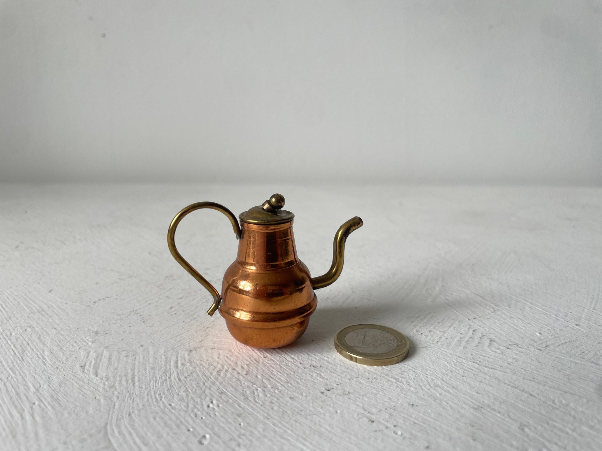 kleine theepot miniatuur van metaal