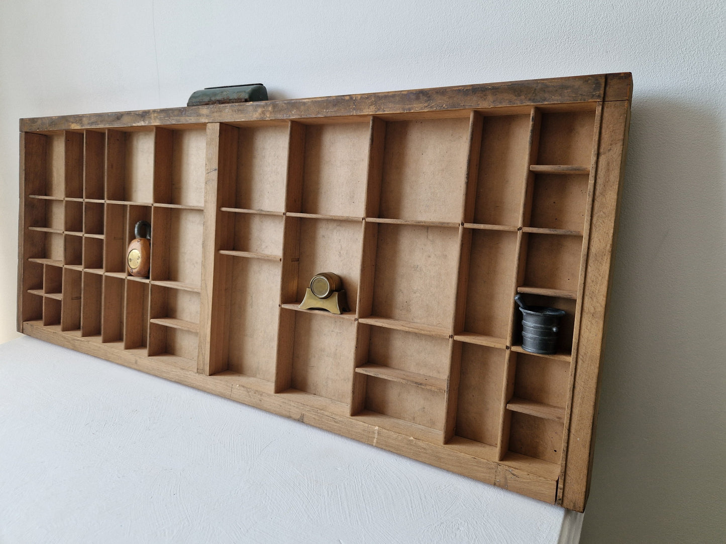 vintage houten vakkenkast voor miniaturen