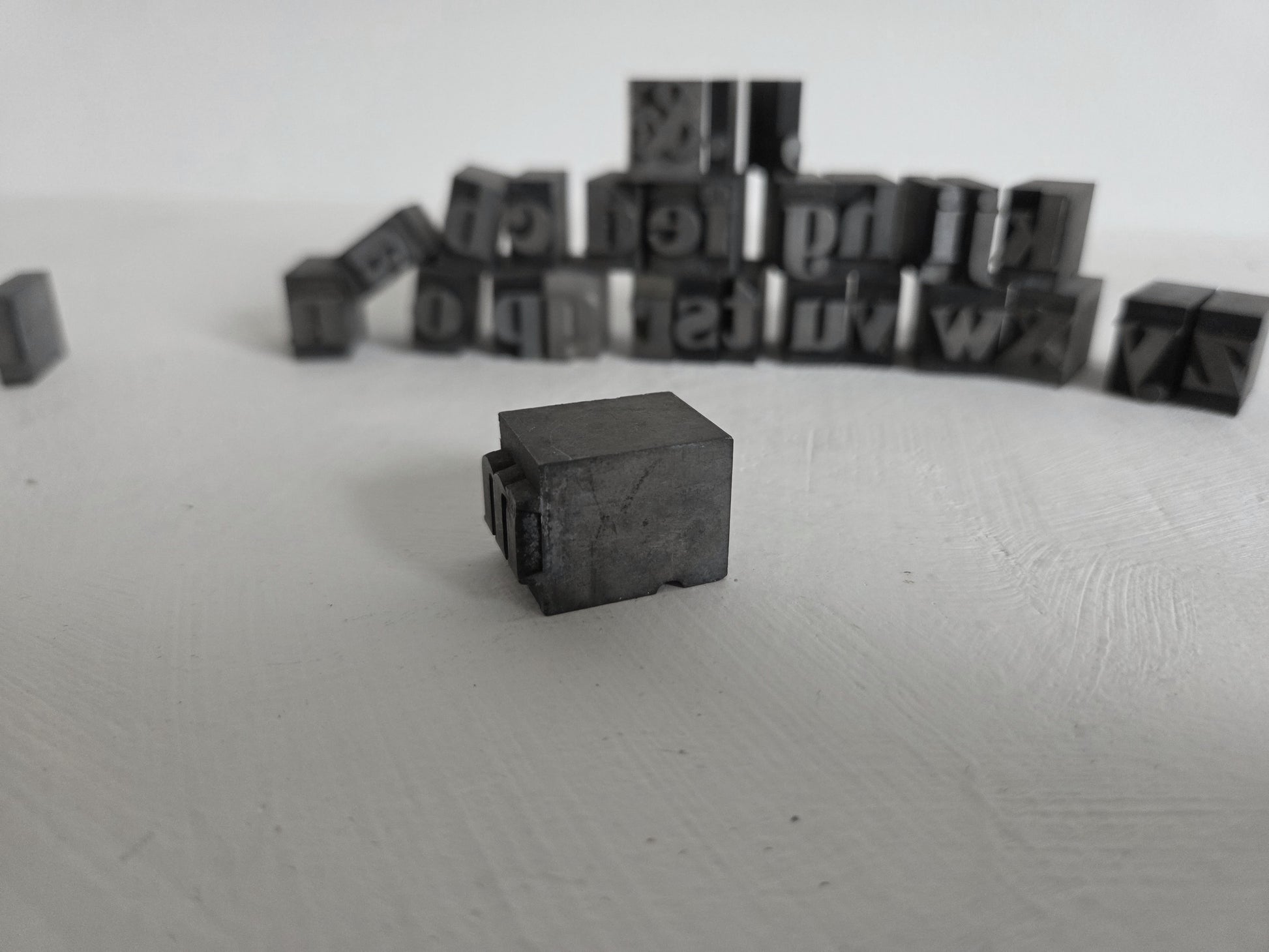 metalen drukletters serif hoogdruk spiegelbeeld grijs