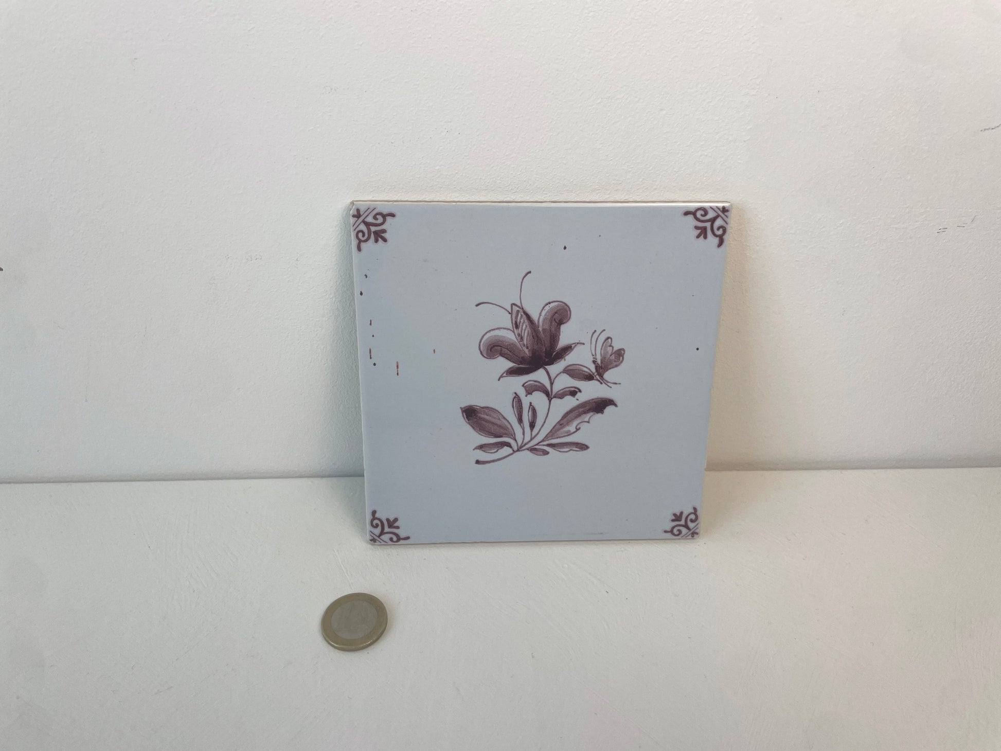 Nederlandse siertegel met bloemmotief