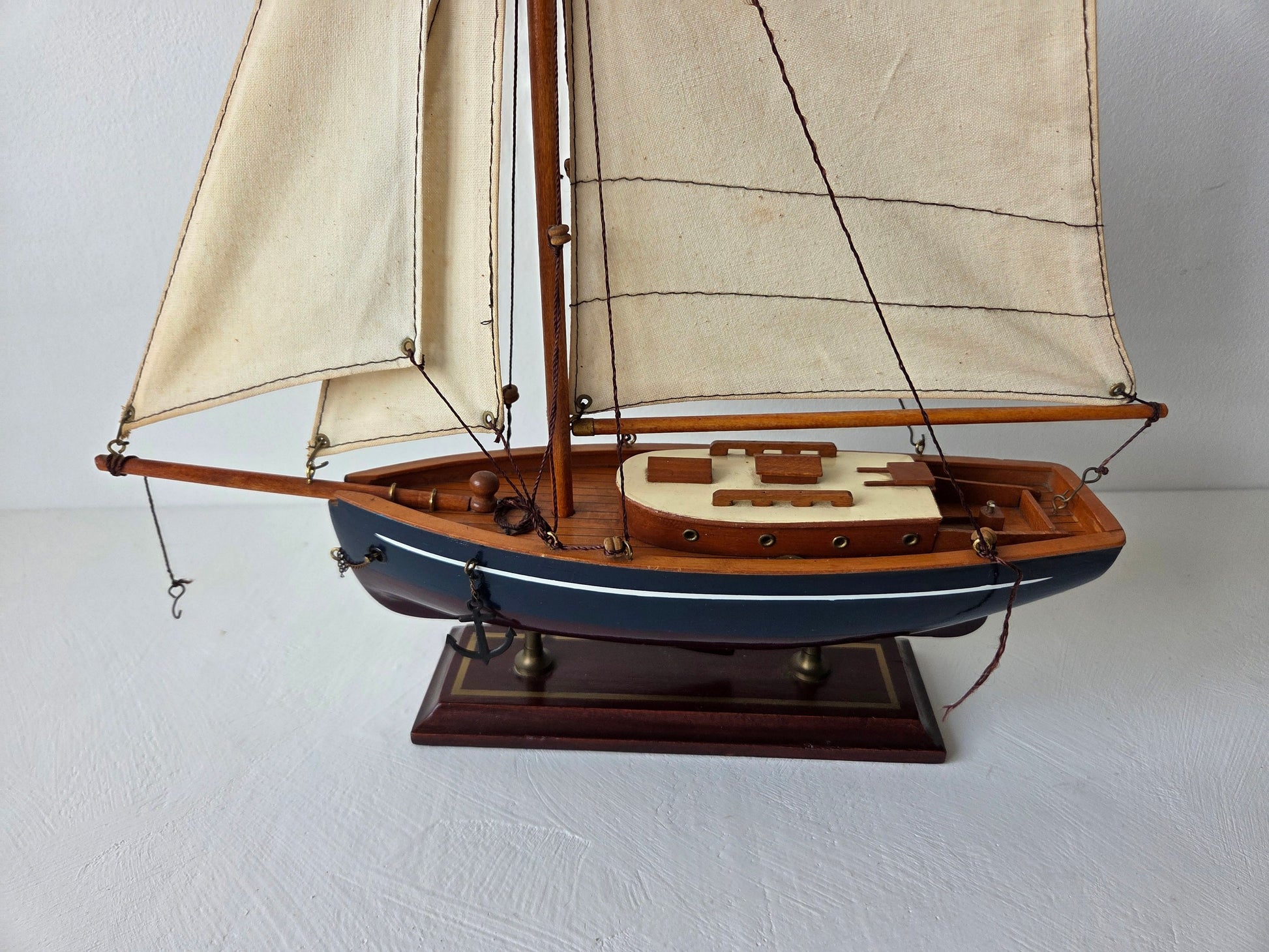 modelzeilboot op houten standaard