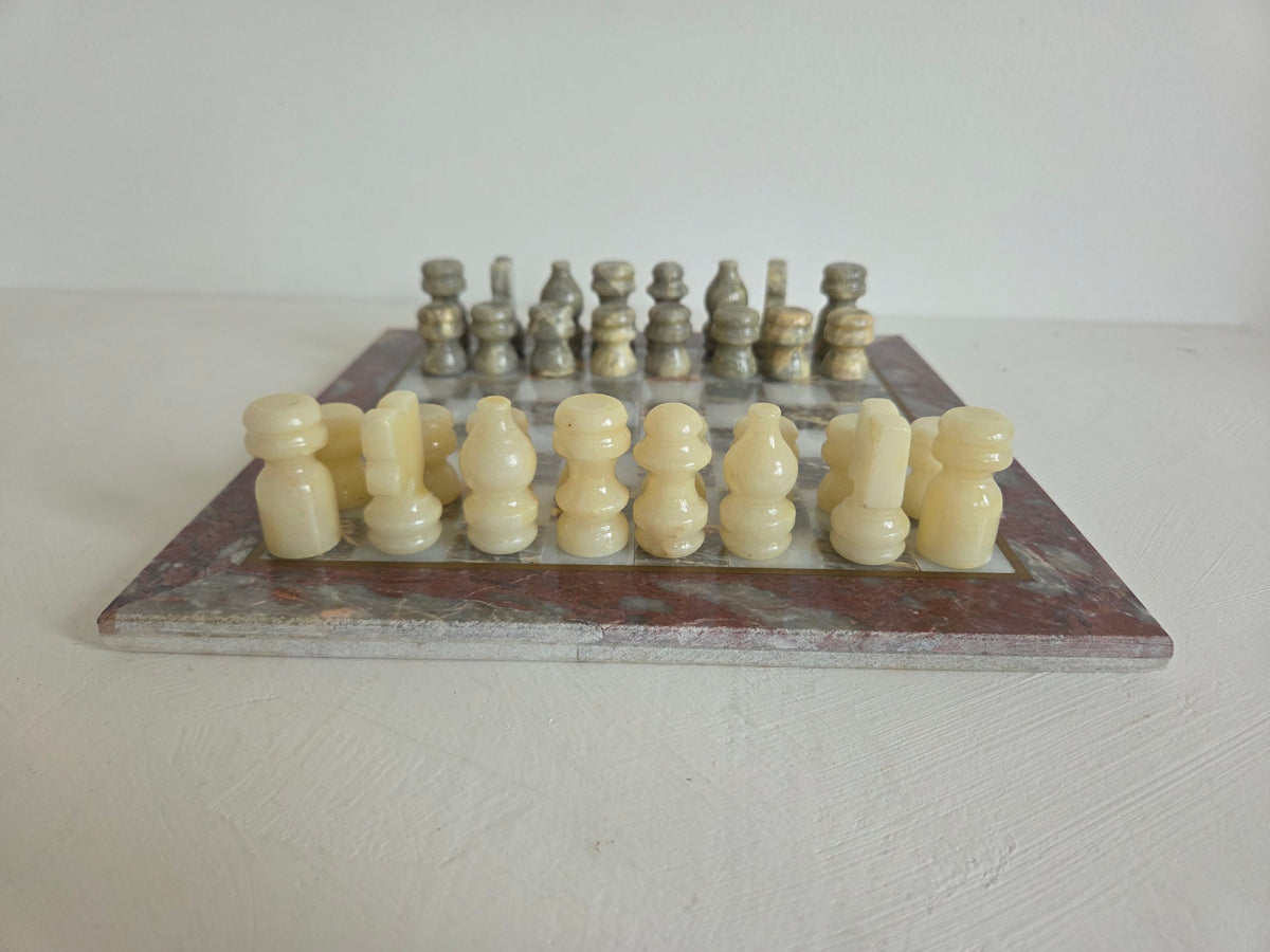onyx schaakstukken in beige en grijs