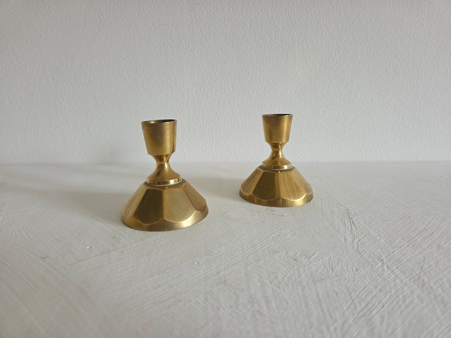 vintage messing kandelaars geometrische voet taps toelopend