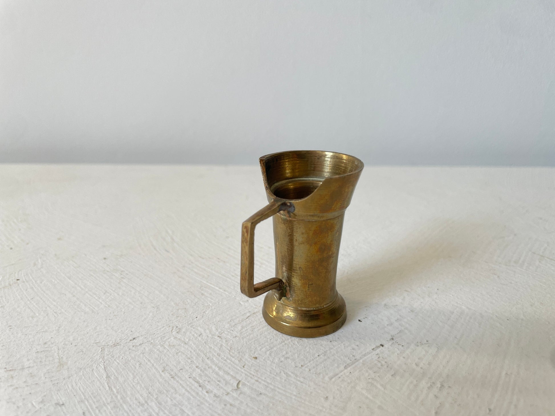 kleine messing maatbeker