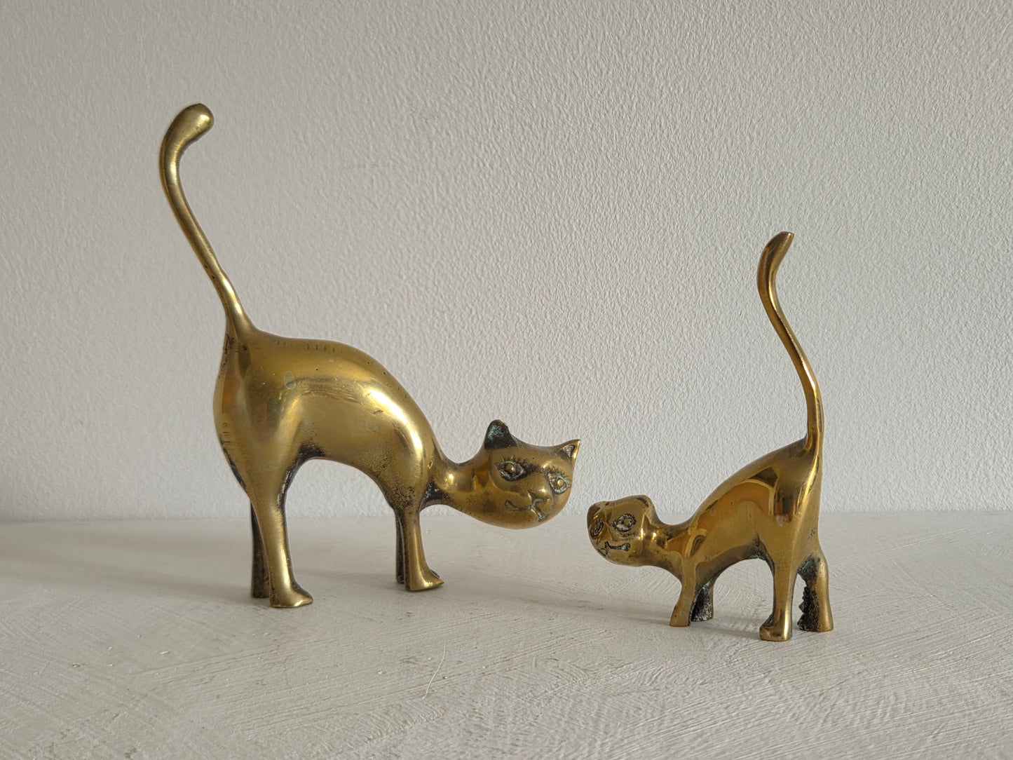 vintage messing katten moederkat kindje gebogen rug