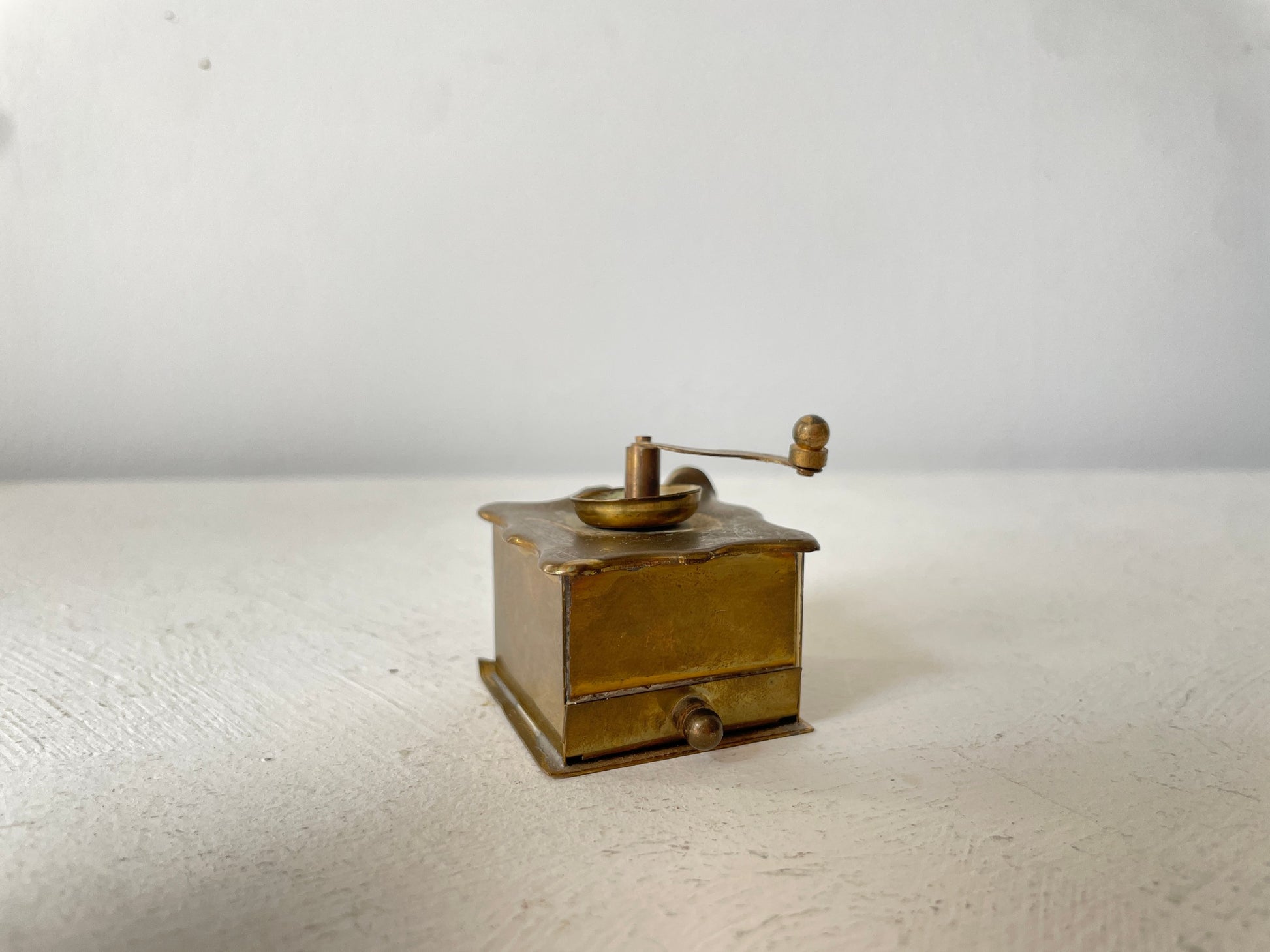 miniatuur koffiemolen van messing