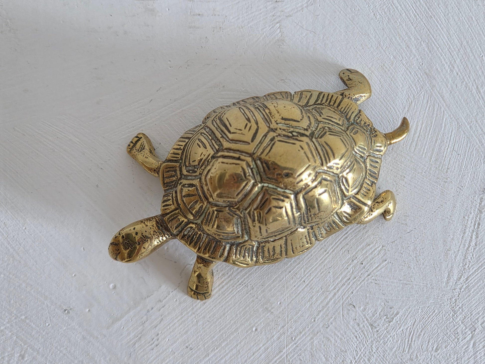vintage geelkoperen schildpad beeldje gebruikssporen