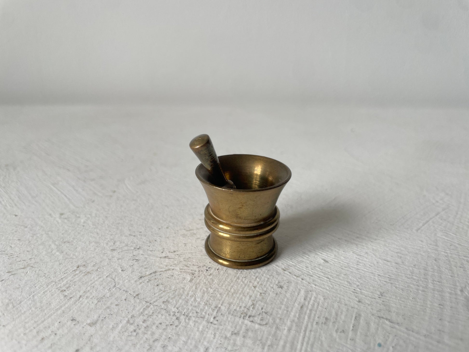 oude messing vijzel als miniatuur