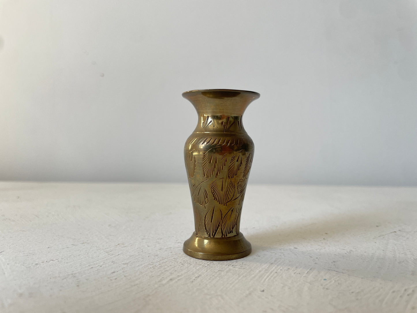 klein gegraveerd messing vaasje