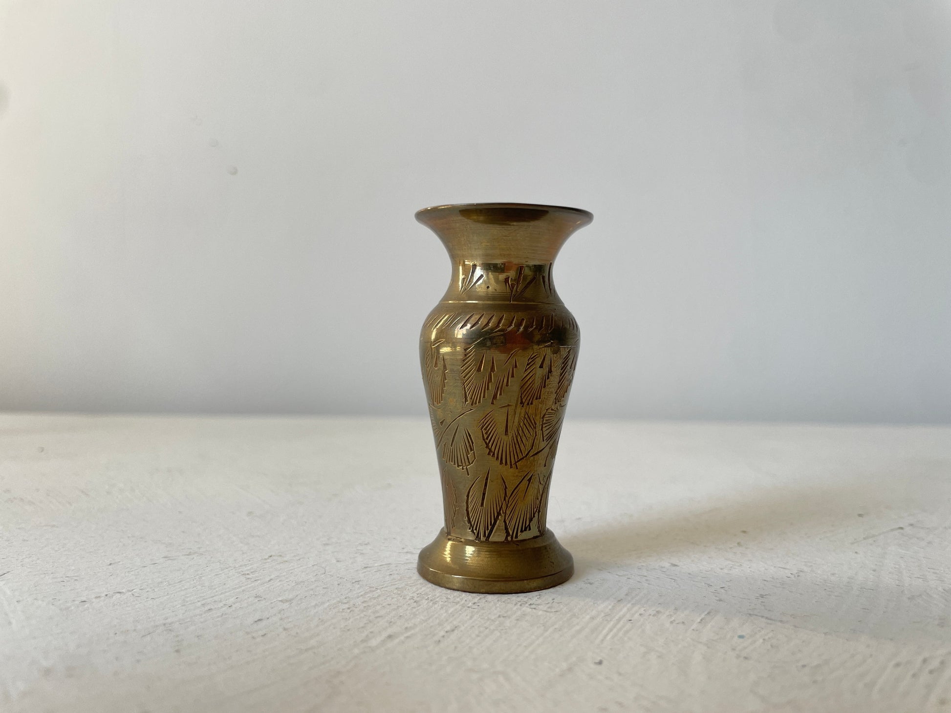 klein gegraveerd messing vaasje