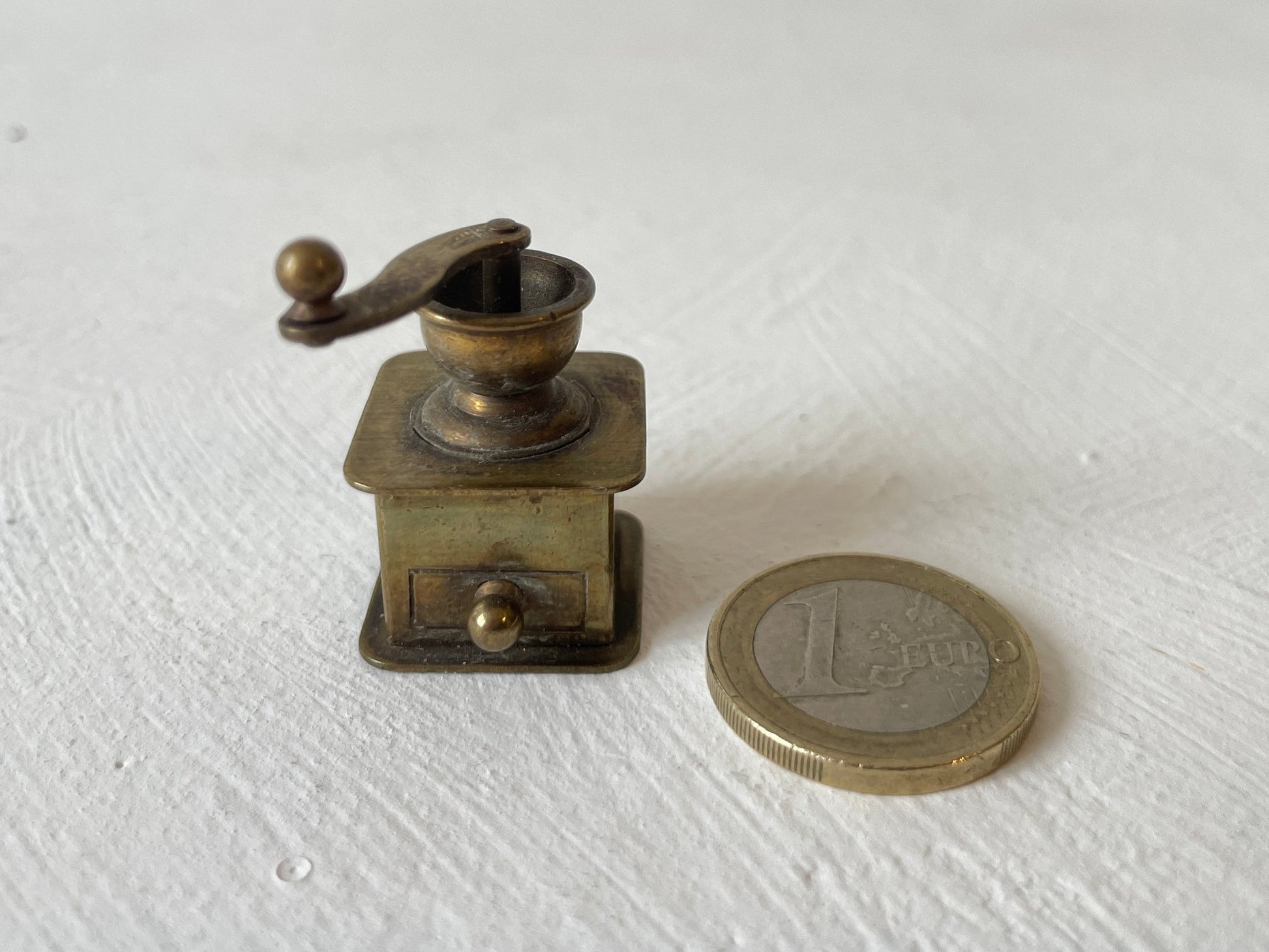 messing miniaturen koffiemolen voor letterbak
