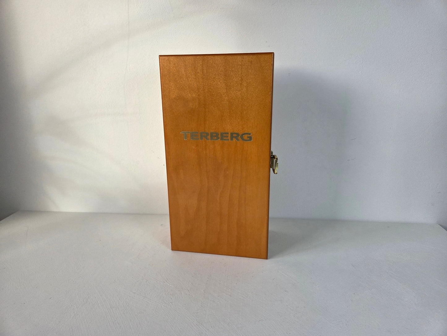 Houten doos met smid beeld en metalen sluiting