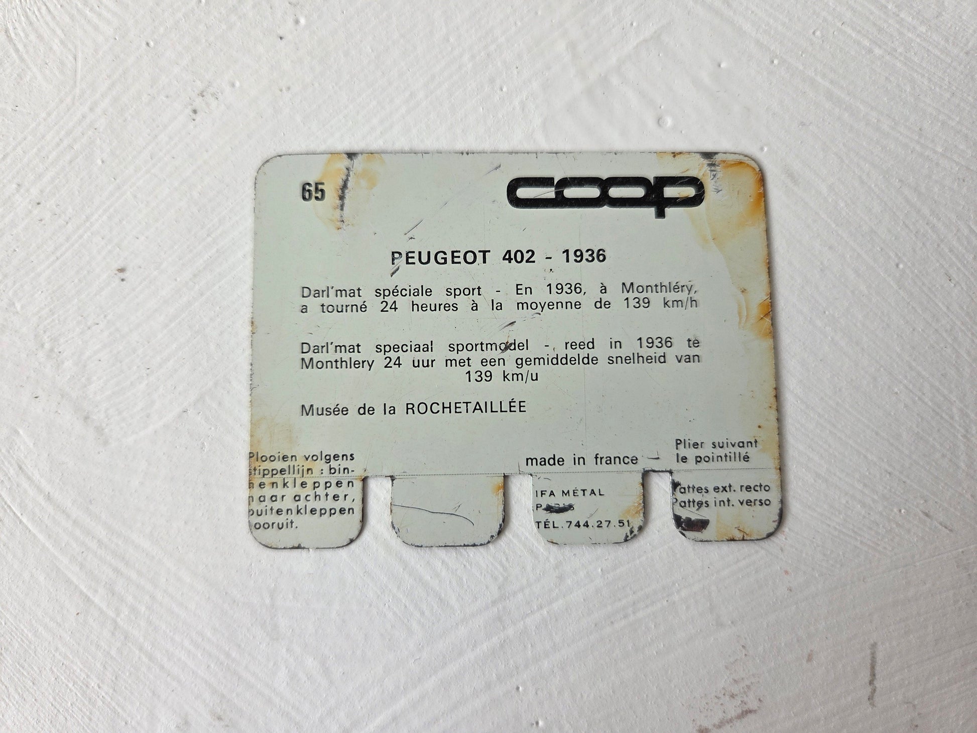 partij vintage autoplaatjes op tafel