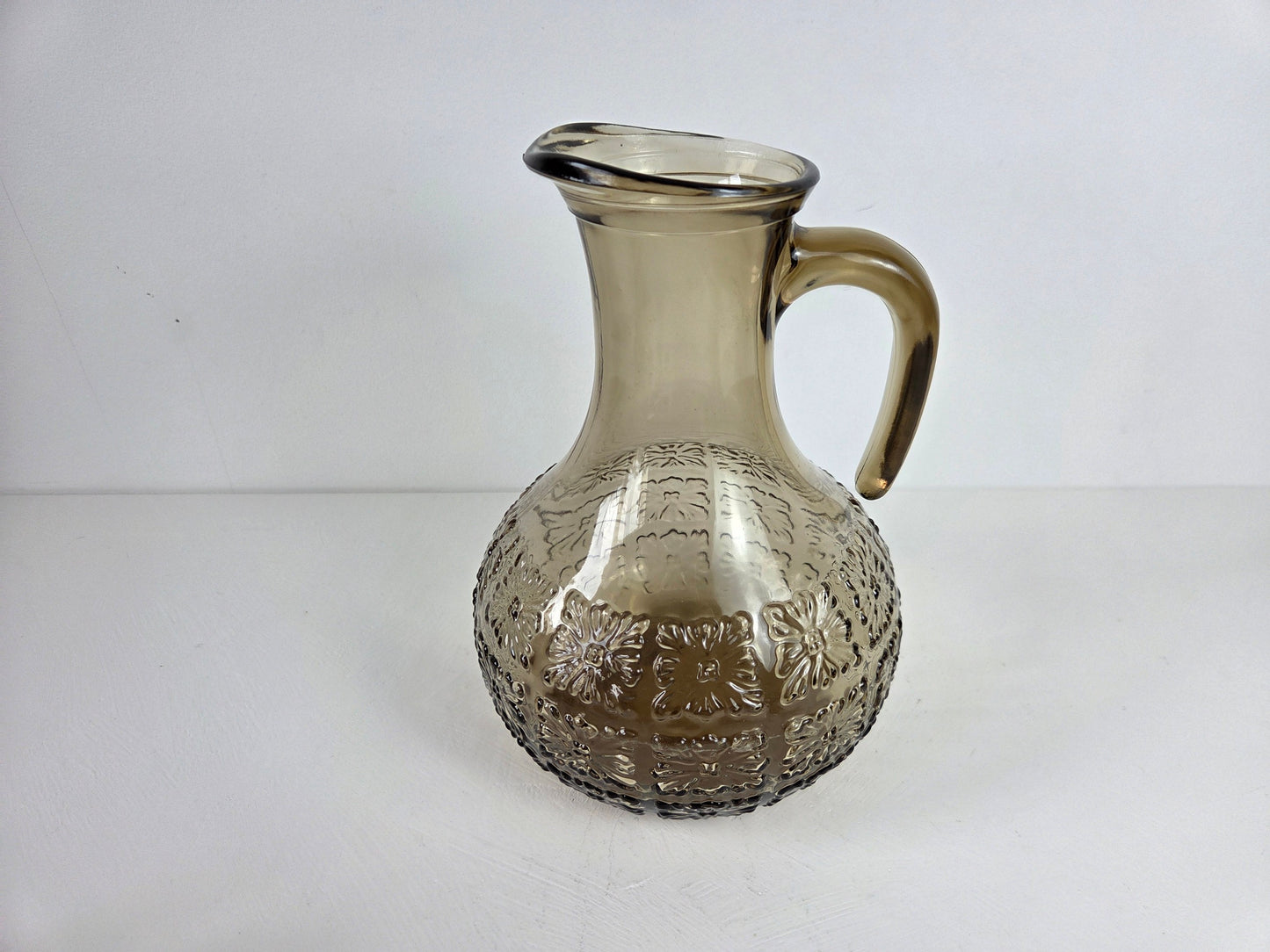 Gerookt glas set met bloemenreliëf schenkkan en glazen